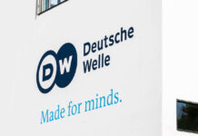 Das Logo Deutsche Welle - made for minds am Funkhaus des Radiosenders (DW) im Schürmann Bau im Bundesviertel in Bonn. Foto IMAGO / Marc John