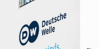 Das Logo Deutsche Welle - made for minds am Funkhaus des Radiosenders (DW) im Schürmann Bau im Bundesviertel in Bonn. Foto IMAGO / Marc John
