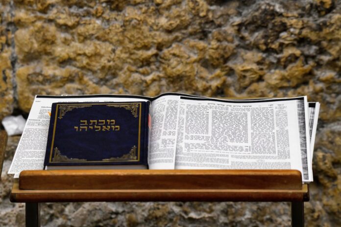 Eine Tora an der Klagemauer in Jerusalem. Foto Shraga Kopstein/Unsplash.com