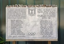 Gedenktafel vor dem damaligen Quartier der israelischen Mannschaft im Münchner Olympiadorf. Foto High Contrast, CC BY 3.0 de, https://commons.wikimedia.org/w/index.php?curid=19948068