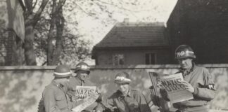 Vier Militärpolizisten lesen in der "Stars and Stripes" über die Kapitulation der Nazis.Foto US Army Military History Institute, http://www.army.mil/-images/2007/05/06/3988/, Gemeinfrei, https://commons.wikimedia.org/w/index.php?curid=5487706