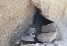 Der steinerne Toilettensitz, der bei der Ausgrabung einer antiken Villa in Armon Hanatziv in Jerusalem gefunden wurde. Foto Ya'akov Billig/Israelische Antiquitätenbehörde