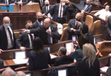 Premierminister Naftali Bennett zeigt auf Oppositionsmitglieder inmitten eines Streits im Plenum der Knesset, 5. Januar 2022. Foto Screenshot Youtube / כתבות ועדכונים חמים