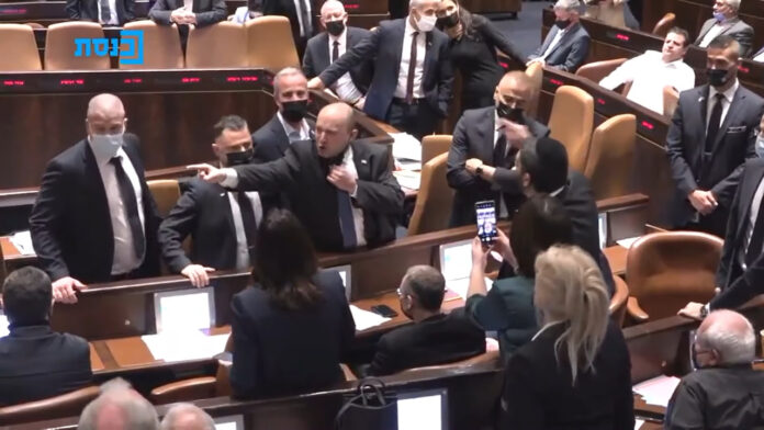 Premierminister Naftali Bennett zeigt auf Oppositionsmitglieder inmitten eines Streits im Plenum der Knesset, 5. Januar 2022. Foto Screenshot Youtube / כתבות ועדכונים חמים