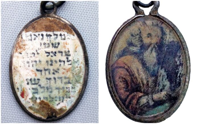 collage Links: Der neben dem Massengrab entdeckte Anhänger. "Dem treuen König: Höre, oh Israel, unser Gott ist eins. Gesegnet sei der Name des glorreichen Königs für immer und ewig." Foto Yoram Haimi / Israelische Altertumsbehörde. Rechts: Darstellung von Moses und den Gesetzestafeln. Foto Wojciech Mazurek / Israelische Altertumsbehörde
