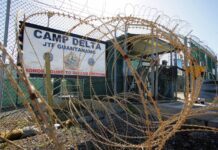 Eingang zum Gefangenenlager Camp Delta auf der US Naval Station Guantanamo Bay. Foto IMAGO / Friedrich Stark