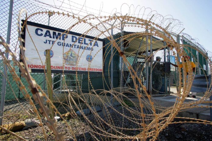 Eingang zum Gefangenenlager Camp Delta auf der US Naval Station Guantanamo Bay. Foto IMAGO / Friedrich Stark