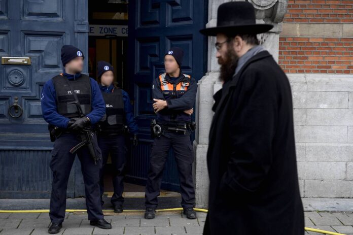 Symbolbild. Polizei im jüdischen Viertel von Antwerpen. Foto IMAGO / Belga