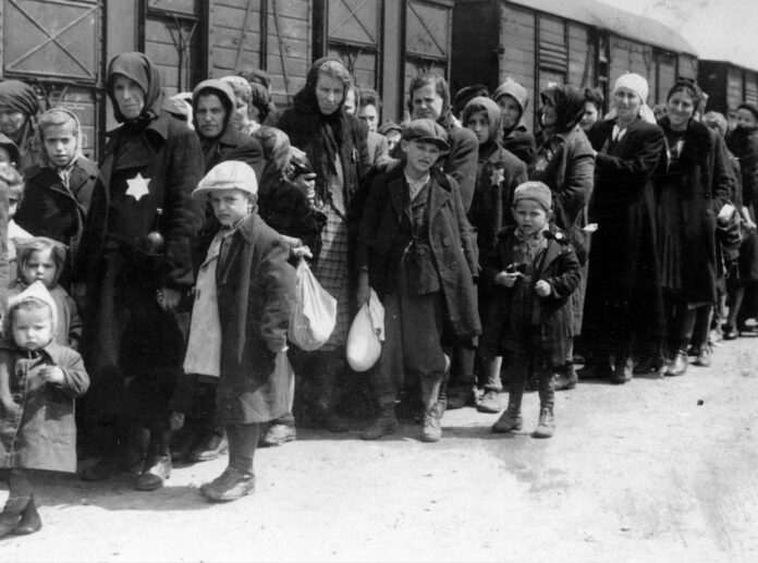 Ankunft eines Zuges mit Juden, die in das Vernichtungslager Auschwitz in Polen deportiert wurden. Foto IMAGO / United Archives International