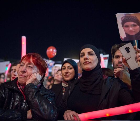 Menschen nehmen am 4. Dezember 2018 an einer Demonstration gegen Gewalt an Frauen auf dem Rabin-Platz in Tel Aviv teil. Foto IMAGO / Xinhua