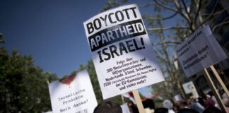 Demonstranten mit Schild Boycott Apartheid Israel in Berlin am 01.06.2019. Foto IMAGO / IPON