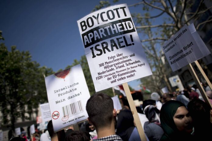 Demonstranten mit Schild Boycott Apartheid Israel in Berlin am 01.06.2019. Foto IMAGO / IPON