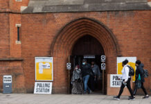 Menschen verlassen ein Wahllokal in der St Andrews Parish Church in Earlsfied im Südwesten Londons am 06. Mai 2021. Foto IMAGO / NurPhoto