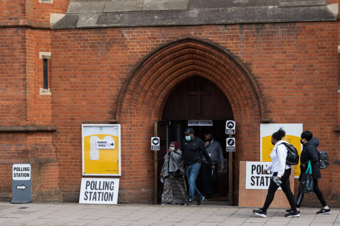 Menschen verlassen ein Wahllokal in der St Andrews Parish Church in Earlsfied im Südwesten Londons am 06. Mai 2021. Foto IMAGO / NurPhoto