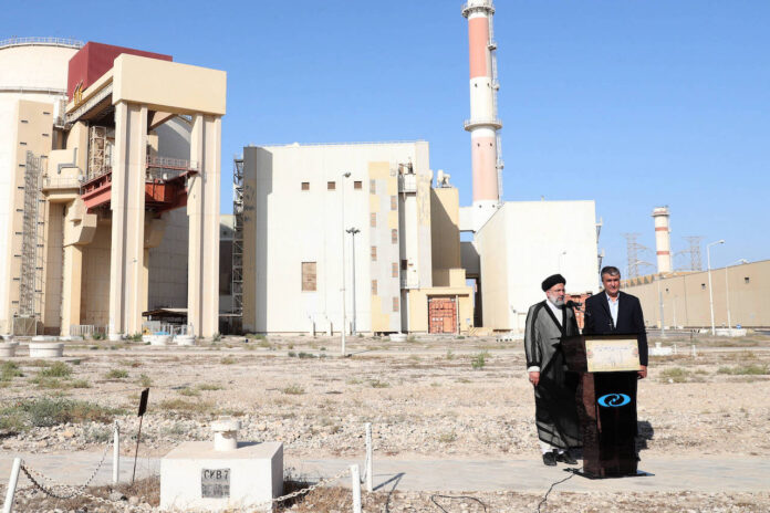 Der iranische Präsident Ebrahim Raisi (L) und der Leiter der iranischen Atomorganisation Mohammad Eslami (R), während eines Besuchs im Kernkraftwerk Bushehr in der Stadt Bushehr im Süden des Irans am 08. Oktober 2021. Foto IMAGO / ZUMA Wire