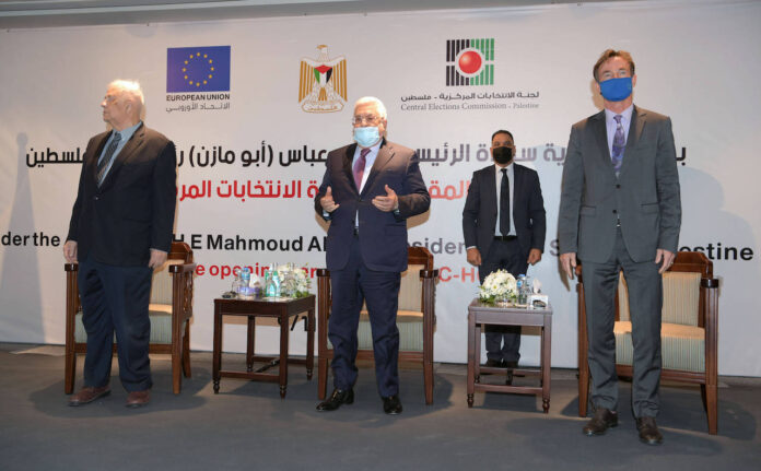 Präsident Mahmoud Abbas bei der Eröffnung des von der EU gesponserten Hauptquartiers des Zentralen Wahlausschusses in der Stadt Ramallah am 9. November 2021. Rechts im Bild der 