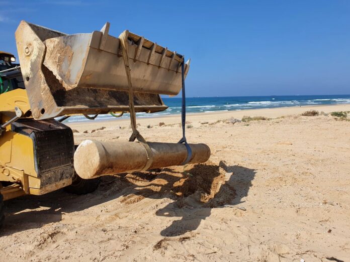 Abtransport einer 1.500 Jahre alten Marmorsäule, die am Strand in der Nähe der archäologischen Stätte Ashdod-Yam entdeckt wurde. Foto Israelische Antikenbehörde