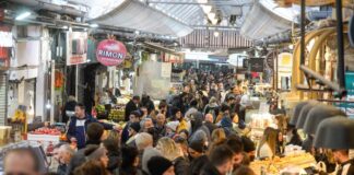 Der überfüllte Mahane Yehuda-Markt in Jerusalem am Freitag, 4. Februar 2022. Foto Shalev Shalom/TPS