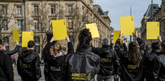 Aktivisten von Amnesty International auf dem Place de la Republique in Paris am 25.02.2021. Foto IMAGO / Le Pictorium