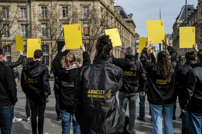 Aktivisten von Amnesty International auf dem Place de la Republique in Paris am 25.02.2021. Foto IMAGO / Le Pictorium