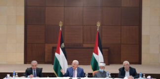 Der palästinensische Präsident Mahmoud Abbas (2.v.l.) spricht während eines Treffens der PLO (Palästinensische Befreiungsorganisation) in der Stadt Ramallah am 29. April 2021. Foto IMAGO / Xinhua