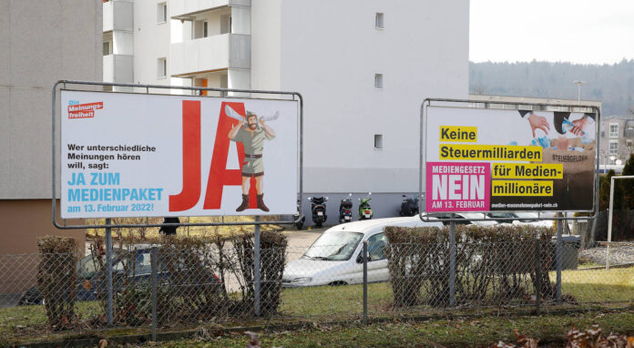Ja und Nein Plakat zum Medien Massnahmenpaket . Abstimmung vom 13. Februar 2022. Foto IMAGO / Geisser