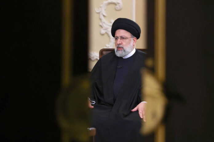Der iranische Präsident Ebrahim Raisi während eines Fernsehinterviews in Teheran, Iran, am 25. Januar 2022. Raisi sagte, wenn die USA und alle an den Atomgesprächen in Wien beteiligten Parteien bereit seien, alle Sanktionen gegen das Land aufzuheben, dann gebe es Raum für eine Vereinbarung. Foto IMAGO / ZUMA Wire