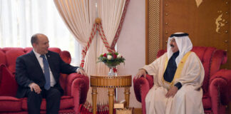 Bei einem historischen ersten offiziellen Besuch eines israelischen Premierministers in Bahrain trifft Premierminister Naftali Bennett den König von Bahrain, Hamad Bin Isa Al Chalifa. Foto IMAGO / ZUMA Wire