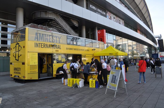 Symbolbild. Amnesty International Werbebus an der Frankfurter Buchmesse. Foto Sargoth, CC0, https://commons.wikimedia.org/w/index.php?curid=73565345