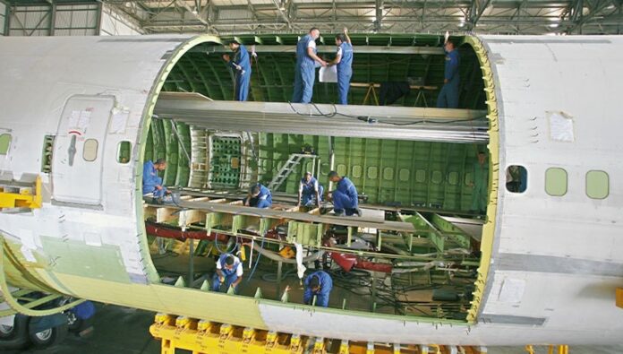 Wartung eines Flugzeugs. Foto Israel Aerospace Industries