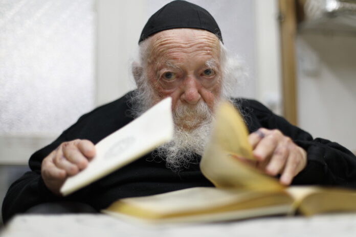 Rabbi Chaim Kanievsky am 15. Juli 2021 in seinem Haus in der Stadt Bnei Brak. Foto Yaakov Nahumi/Flash90
