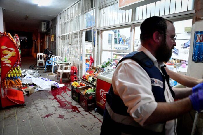 Schauplatz des Attentats in Bnei Brak. Foto Avshalom Sassoni/Flash90