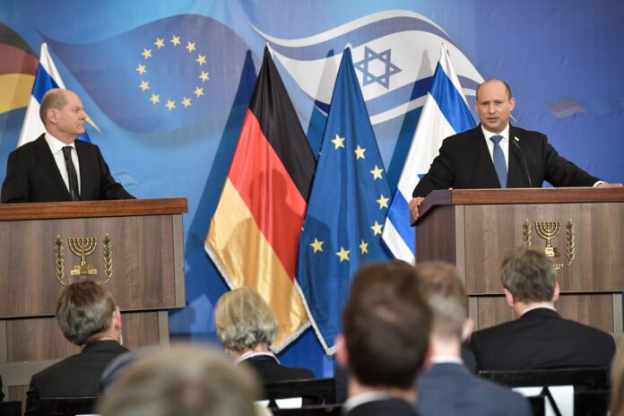 Der israelische Ministerpräsident Naftali Bennett (rechts) und der deutsche Bundeskanzler Olaf Scholz geben am 2. März 2022 eine gemeinsame Pressekonferenz im King David Hotel in Jerusalem. Foto Government Press Office