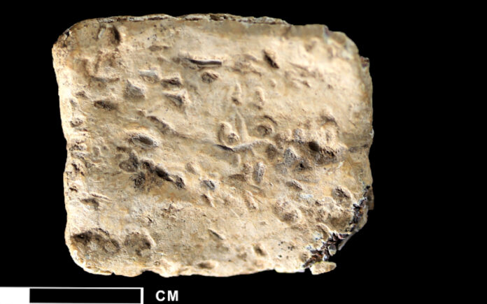 Nahaufnahme der Aussenseite der vermutlich spätbronzezeitlichen Fluch-Tafel, die 2019 auf dem Berg Eval entdeckt wurde. Foto Michael C. Luddeni/Associates for Biblical Research