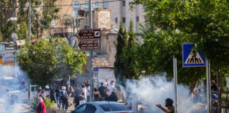 Arabische Bewohner des Viertels (Shimon Hatzadik) (Sheikh Jarrah) in Jerusalem geraten mit israelischen Sicherheitskräften aneinander. Jerusalem, 18. Mai 2021. Foto Shalev Shalom/TPS