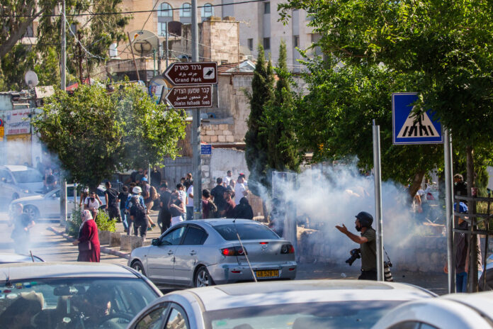 Arabische Bewohner des Viertels (Shimon Hatzadik) (Sheikh Jarrah) in Jerusalem geraten mit israelischen Sicherheitskräften aneinander. Jerusalem, 18. Mai 2021. Foto Shalev Shalom/TPS
