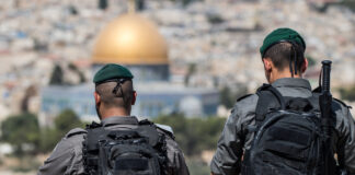 Israelische Polizisten stehen auf dem Ölberg gegenüber dem Tempelberg in Jerusalem. Foto Kobi Richter/TPS