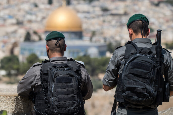 Israelische Polizisten stehen auf dem Ölberg gegenüber dem Tempelberg in Jerusalem. Foto Kobi Richter/TPS