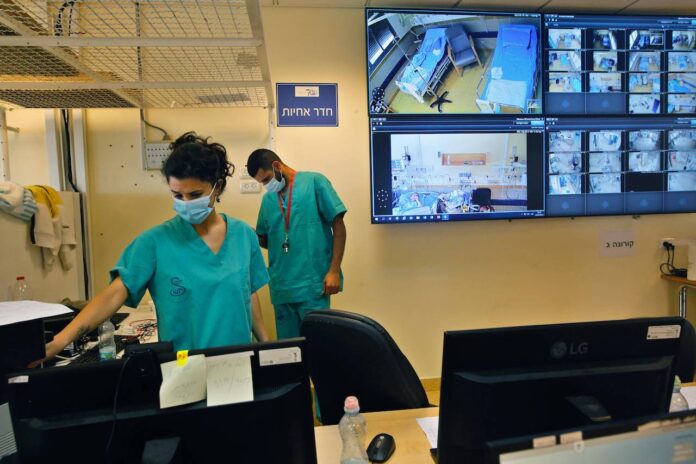 Mitarbeiter im Sheba Medical Center Hospital. Foto IMAGO / Xinhua