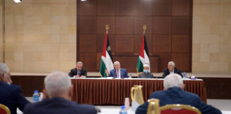 Der palästinensische Präsident Mahmoud Abbas (2. v. l., hinten) spricht während eines Führungstreffens der Palästinensischen Befreiungsorganisation (PLO) in Ramallah am 29. April 2021. Foto IMAGO / Xinhua