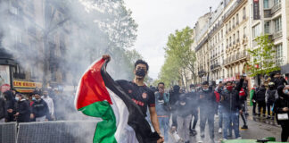 Bei einer unbewilligten pro-palästinensischen Demonstration kommt es am 15. Mai 2021 in Paris zu massiven Ausschreitungen. Foto IMAGO / NurPhoto