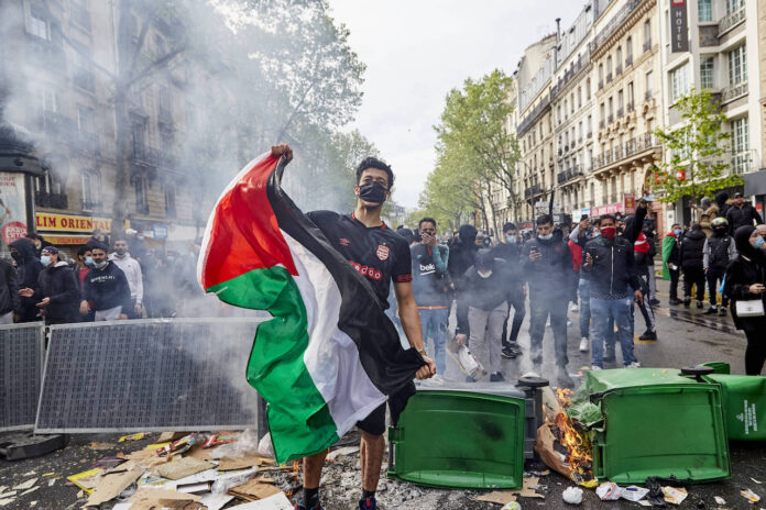 Bei einer unbewilligten pro-palästinensischen Demonstration kommt es am 15. Mai 2021 in Paris zu massiven Ausschreitungen. Foto IMAGO / NurPhoto
