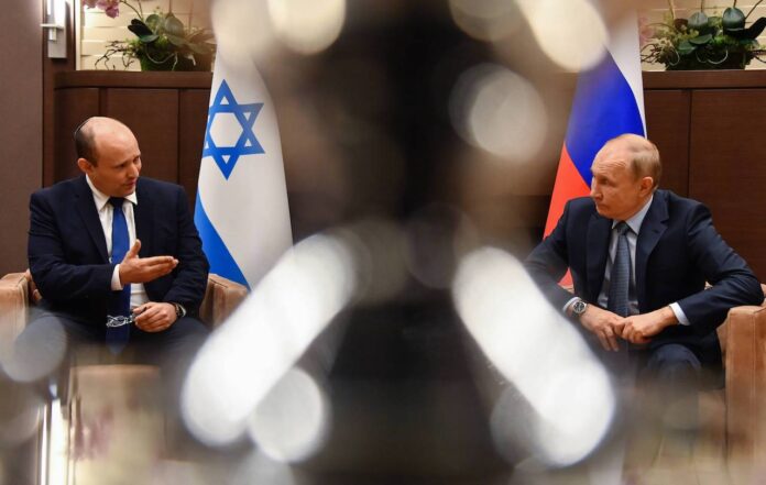 Der russische Präsident Wladimir Putin und der israelische Premierminister Naftali Bennett in Sotschi, Russland am 22. Oktober 2021. Foto IMAGO / SNA