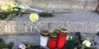Gedenkstätte mit Blumen und Kerzen auf dem Fussgängerweg in Gedenken an den Anschlag auf den Weihnachtsmarkt in Berlin am 19. Dezember 2016. Foto IMAGO / IPON