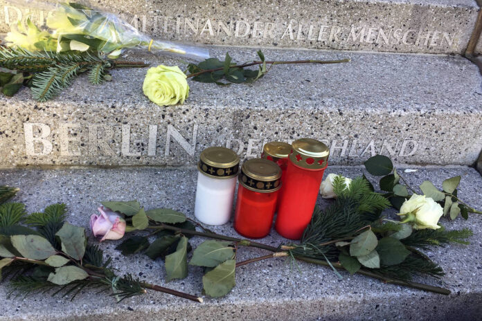Gedenkstätte mit Blumen und Kerzen auf dem Fussgängerweg in Gedenken an den Anschlag auf den Weihnachtsmarkt in Berlin am 19. Dezember 2016. Foto IMAGO / IPON