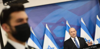 Der israelische Premierminister Naftali Bennett bei einer Pressekonferenz in Tel Aviv am 11. Januar 2022. Foto IMAGO / Xinhua