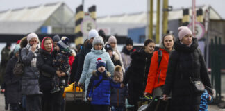 Menschen passieren die ukrainisch-polnische Grenze nach ihrer Flucht aus der Ukraine am 2. März 2022. Foto IMAGO / NurPhoto