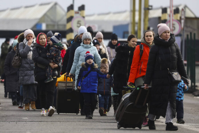 Menschen passieren die ukrainisch-polnische Grenze nach ihrer Flucht aus der Ukraine am 2. März 2022. Foto IMAGO / NurPhoto