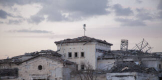 Ein am 13. März 2022 aufgenommenes Foto zeigt Gebäude, die durch den Raketenangriff in der Nähe des US-Konsulats in Erbil, Irak, beschädigt wurden. Foto IMAGO / Xinhua