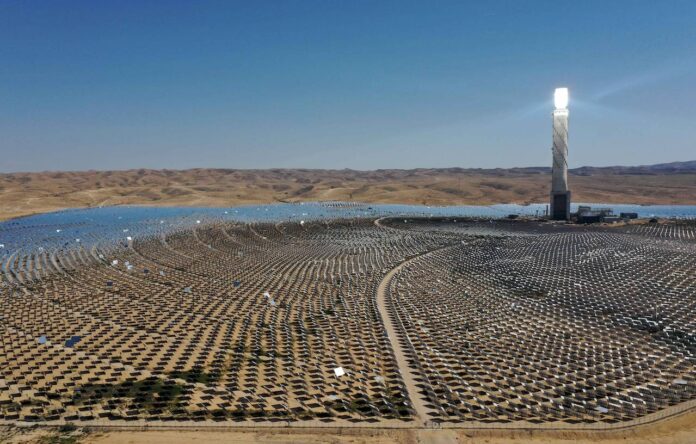 Das Kraftwerk Aschalim ist ein Solarturmkraftwerk nahe dem Kibbuz Aschalim südlich von Beerscheba in der israelischen Negev-Wüste. Mit einer Leistung von 121 Megawatt ist es eines der grössten solarthermischen Kraftwerke weltweit. Foto IMAGO / Xinhua